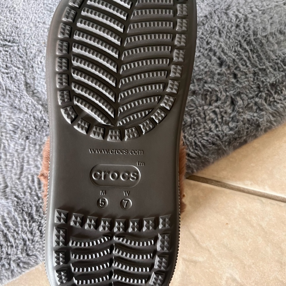 Croc brand new in box size 7 expresso color smoke free pet free home